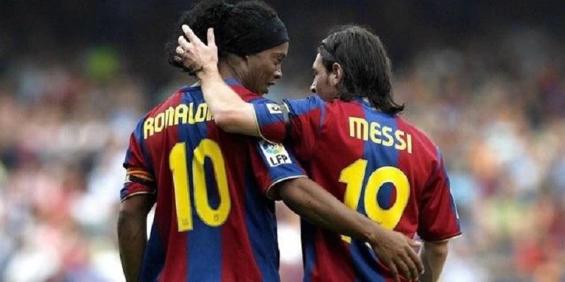 Ronaldinho và Messi là sự chuyển giao thế hệ đầy huy hoàng